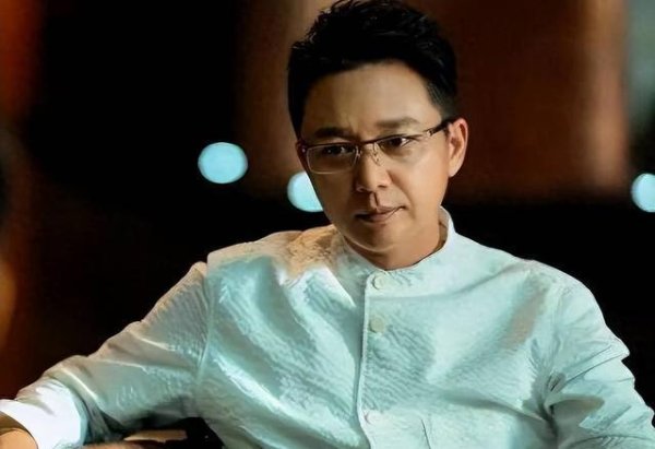 沪深股票配资 带着儿子再婚，中年得女后，55岁的刘奕君与儿子一起将她宠成公主